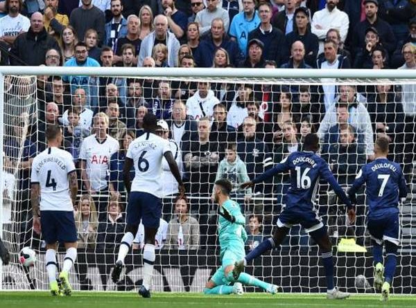 Tottenham thoát thua nhờ sai lầm của thủ môn