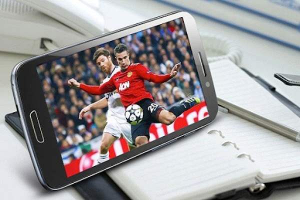 Sử dụng điện thoại thông minh xem bóng đá trực tuyến