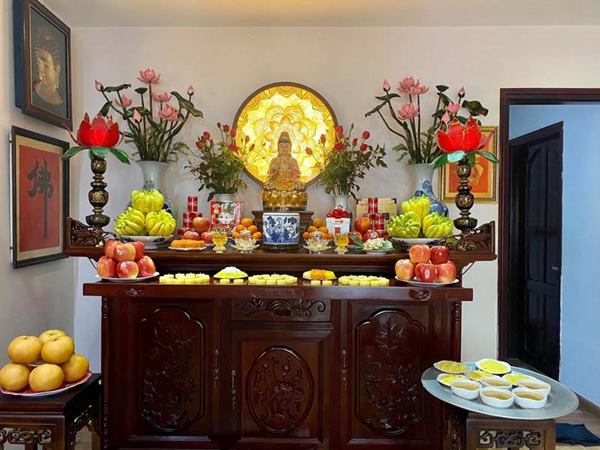 Trang trí bàn thờ Phật