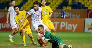 Bóng đá Việt Nam: Thủ môn Đình Triệu dính chấn thương