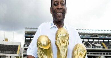 Pelé là cầu thủ Brazil thuận 2 chân
