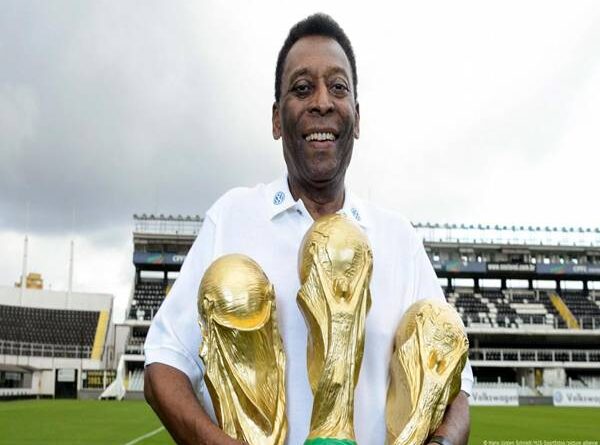 Pelé là cầu thủ Brazil thuận 2 chân