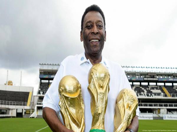 Pelé là cầu thủ Brazil thuận 2 chân