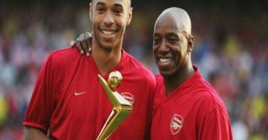 Thierry Henry trái / Ian Wright phải là những tiền đạo Arsenal xuất sắc