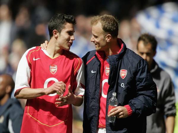 Dennis Bergkamp phải / Van Persie trái là những tiền đạo Arsenal ghi nhiều bàn